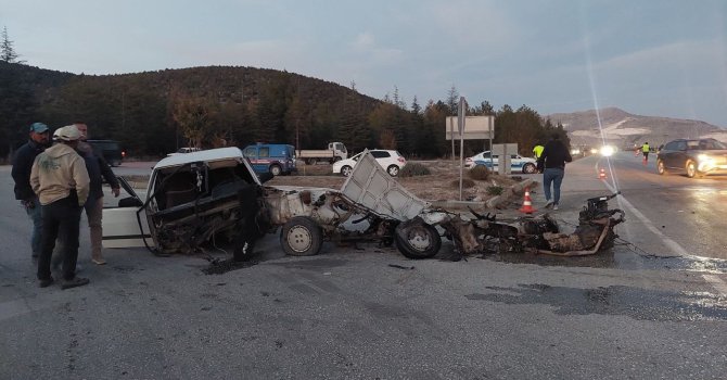 Burdur feci kaza: 6 kişi yaralandı, Tofaş otomobil ikiye bölündü