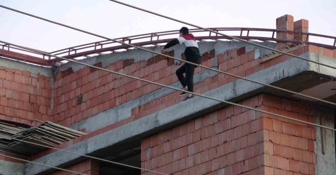 İnşaatın çatısına çıkan kadın, ekiplere ve ailesine ecel terleri döktürdü