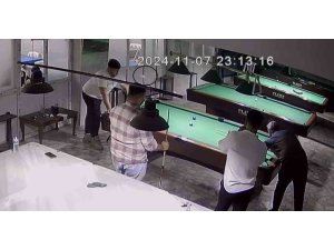 Kafasına bilardo topu gelen genç yere yığıldı, arkadaşları kahkahaya boğuldu