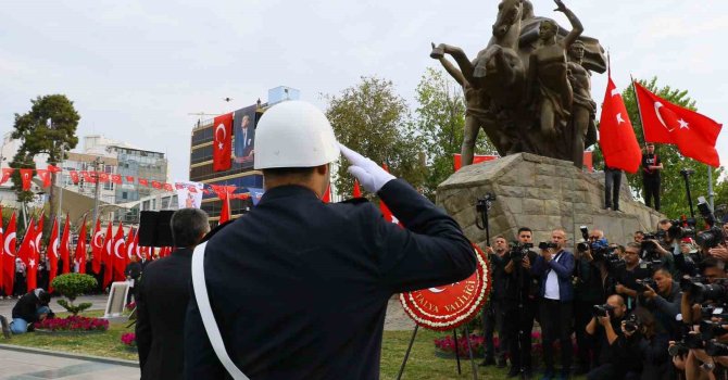 Antalya’da Atatürk için karada ve denizde saygı duruşu