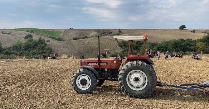 Buğday ekerken traktörün altında kalarak can verdi