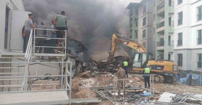 İşçilerin kaldığı konteyner yatakhane alevlere teslim oldu