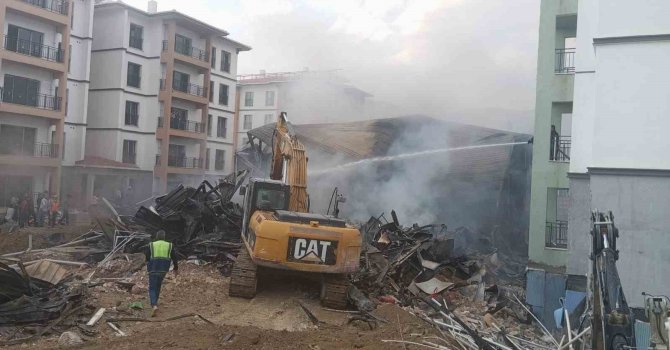 İşçilerin kaldığı konteynerde çıkan yangın söndürüldü