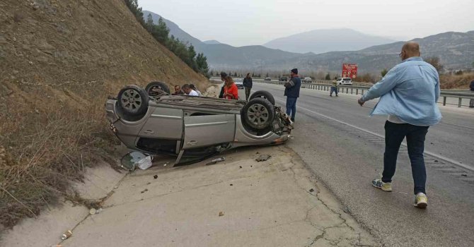 Yağmurlu havada kontrolden çıkan otomobil takla attı: 2 yaralı