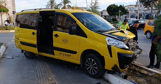 Otomobillerin hurdaya döndüğü kazayı burunları bile kanamadan atlattılar