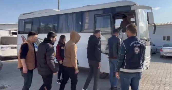 Osmaniye’de durdurulan otobüste 10 kaçak göçmen yakalandı