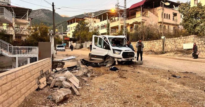 Freni patlayan kamyon 2 aracı biçti, ortalık savaş alanına döndü: 4 yaralı