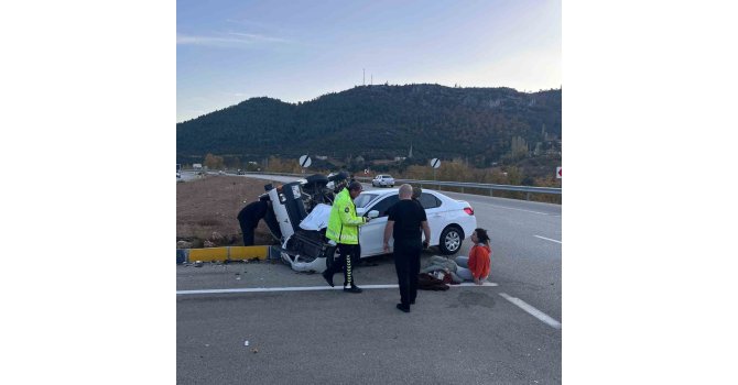 Isparta’da otomobil ile midibüs kavşakta çarpıştı: 5 yaralı