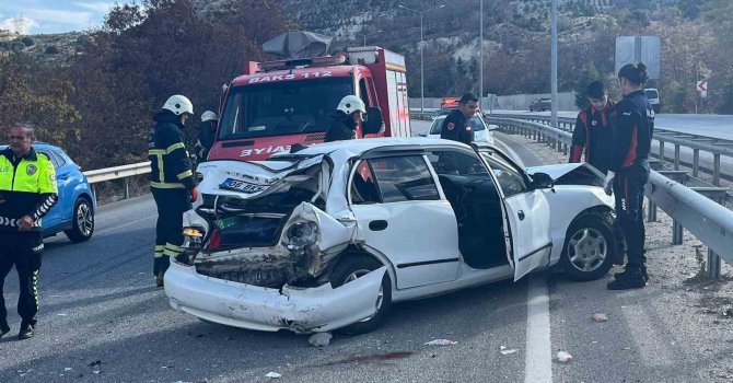 Burdur’da 3 aracın karıştığı zincirleme kazada 2 kişi yaralandı