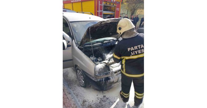 Isparta’da seyir halindeki araç aniden alev aldı