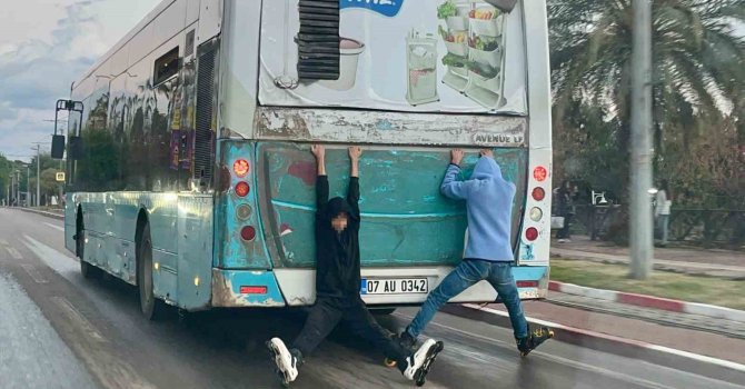 Halk otobüsü arkasına takılan patenli çocukların tehlikeli yolculuğu