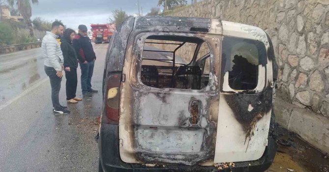 Antalya’da kuruyemiş yüklü araç alev alev yanarak küle döndü