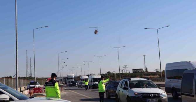 Jandarmanın havadaki gözü ’cayrokopter’ ile otoyolda denetim