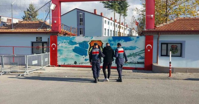 Maske ile girdiği evin sahibinin boğazına bıçak dayayıp hesabına 70 bin lira yatırttı