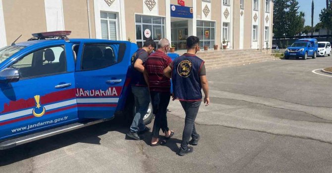 Adana’da jandarma iki hükümlüyü yakaladı