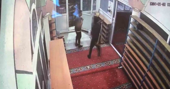 Elinde bıçakla camiye giren şahsın müezzini fırça ile kovalayıp, kapı camını kırdığı anlar kamerada