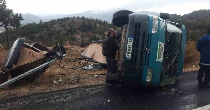 Minibüs devrildi, yabancı uyruklu sürücü yaralandı