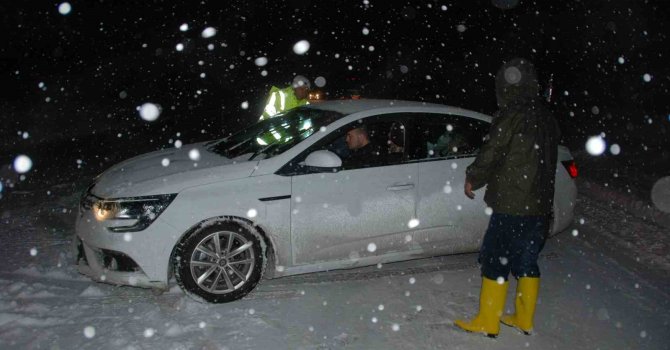 Antalya-Konya Karayolu’nda mevsimin ilk kar yağışı başladı