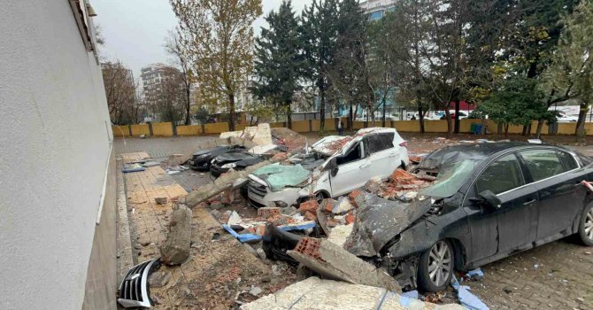 Veli toplantısı sırasında otomobillerin üzerine duvar devrildi: 3 yaralı