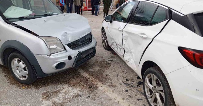 Isparta’da hafif ticari araç ile otomobil çarpıştı: 5 yaralı