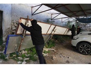 Adana’da fırtına nedeniyle 50 iş yerinin tabelası zarar gördü