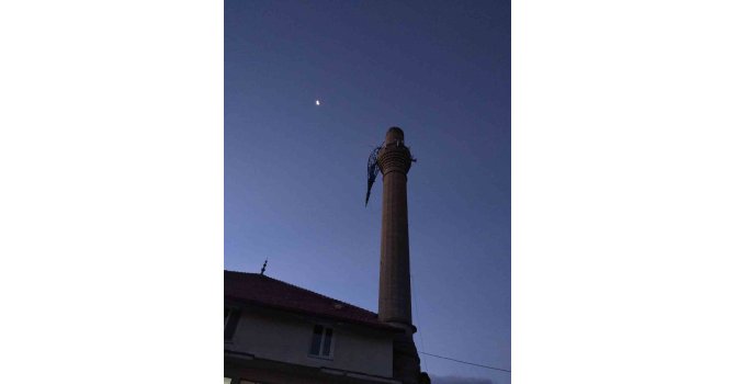 Isparta’da şiddetli rüzgâr cami minaresinin külahını yerinden kopardı