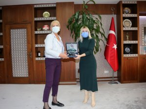 Rektör Özkan’dan Prof. Dr. Havva İşkan Işık’a Vefa Plaketi