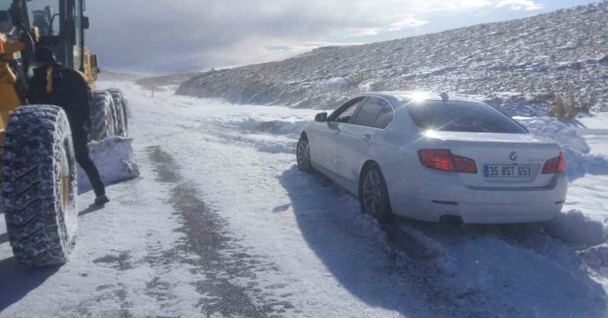 Otomobilleri ile kara saplanan aileyi jandarma ekipleri kurtardı