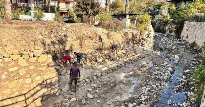 Hatay’da dere ıslah çalışmaları sürüyor