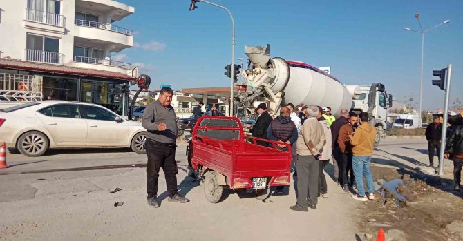 Beton mikseri ile çarpışan motosikletin sürücü öldü