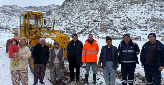 Antalya’da yaylada kardan mahsur kalan vatandaşlar büyükşehir ekipleri tarafından kurtarıldı