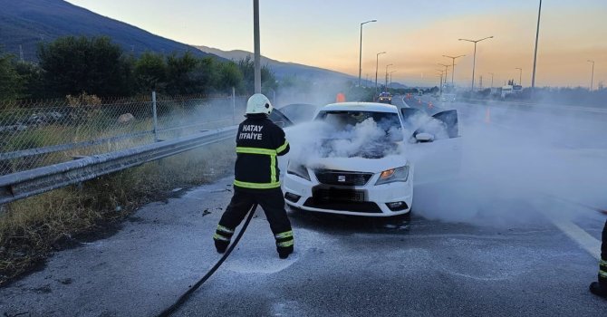 Motor kısmı yanmaya başlayan araçta hasar oluştu