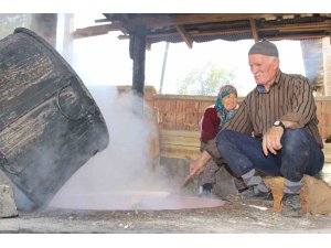 Üzüm sıkma makinesi ile pekmez kazanları kaynıyor