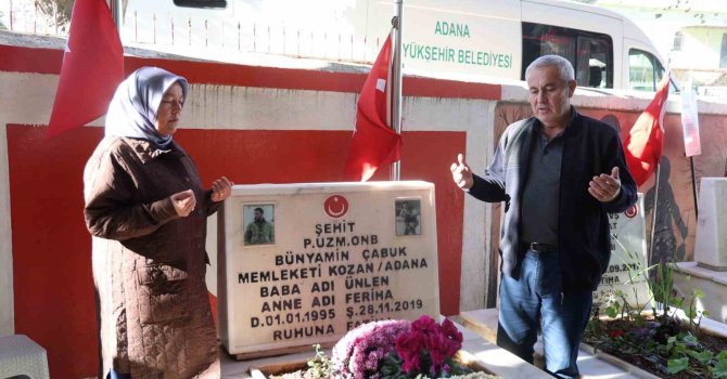 Şehit babası oğlunun kabrinin başından bir gün olsun ayrılmıyor