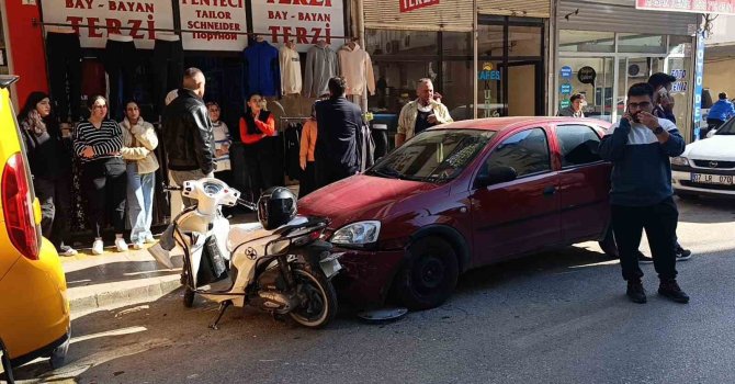 14 yaşındaki motosiklet sürücüsü 3 araca çarptı: Kaza anı kameralara yansıdı