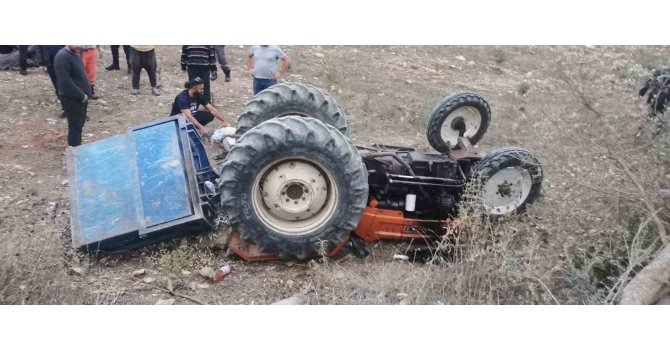 Traktör devrildi, baba öldü kızı yaralandı