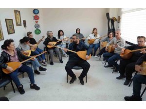 Çukurova’da ücretsiz saz kursuna yoğun ilgi