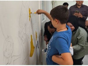 Resim kursunda kendini geliştiren otizmli Ömür Kaan, şimdi koridorları boyuyor