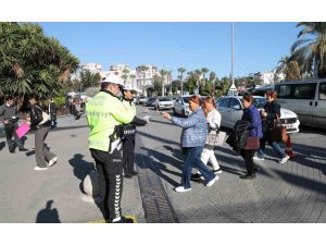 Mersin’de vatandaşlar trafik konusunda bilgilendiriliyor