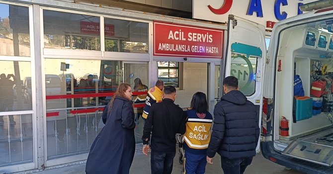 Adana’da kaldırımda yürüyen kadına otomobil çarptı