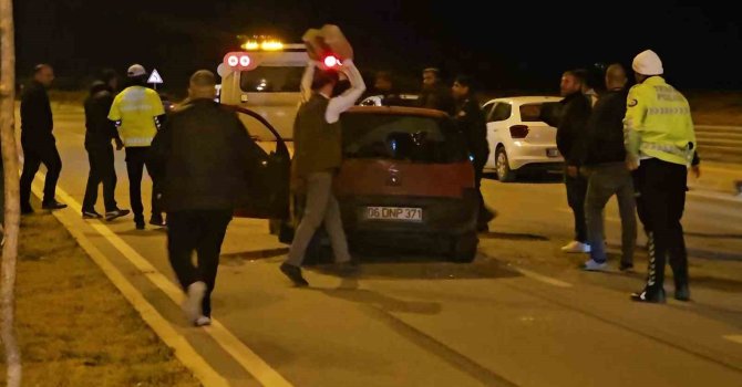 Motosiklet sürücüsü kazada öldü, yakınları çarpan otomobili parke taşıyla parçaladı