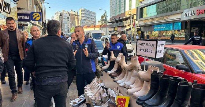 Adana’da zabıta ekiplerinden kaldırım işgaline yönelik denetim