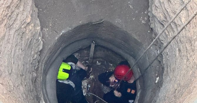 Mersin’de 12 metre derinlikteki su kuyusuna düşen şahsı itfaiye kurtardı