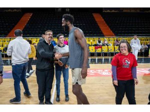 MSK’lı basketbolcular, özel bireylerle buluştu