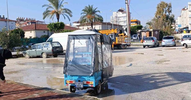 Kaldırıma çarpıp devrilen elektrikli bisikletin sürücüsü yaralandı