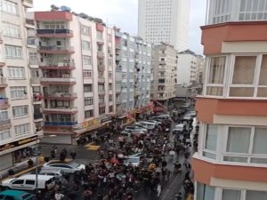 Mersin’deki Suriyeliler Esed’in gidişini kutladı