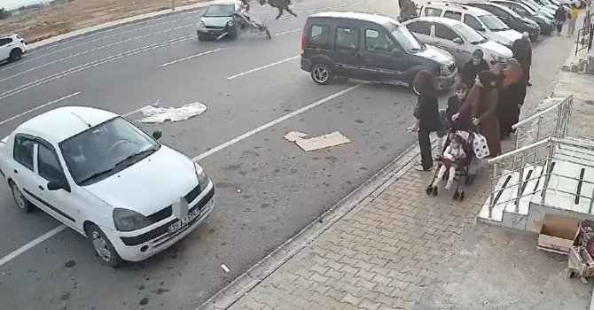 Otomobille çarpışan motosikletteki 2 kişi ağır yaralandı