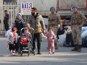 Suriyeliler Cilvegözü’nden ülkelerine dönmeye devam ediyor