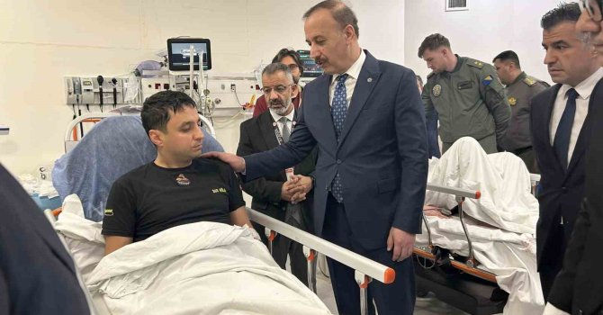 Isparta Valisi Erin kaza sonrası güvenli iniş yapan helikopterdeki 2 askeri hastanede ziyaret etti