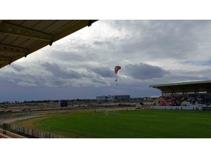 Manavgat Stadı’nda paramotor gösterisi